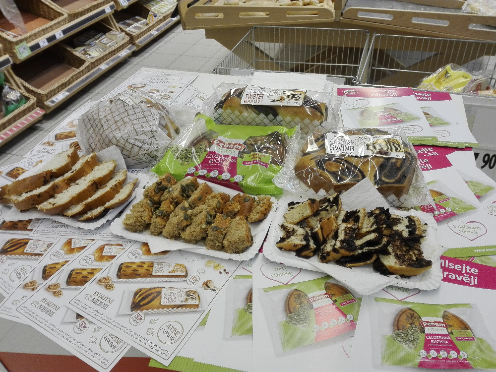Promotori per la degustazione della pasticceria Penam Klatovy